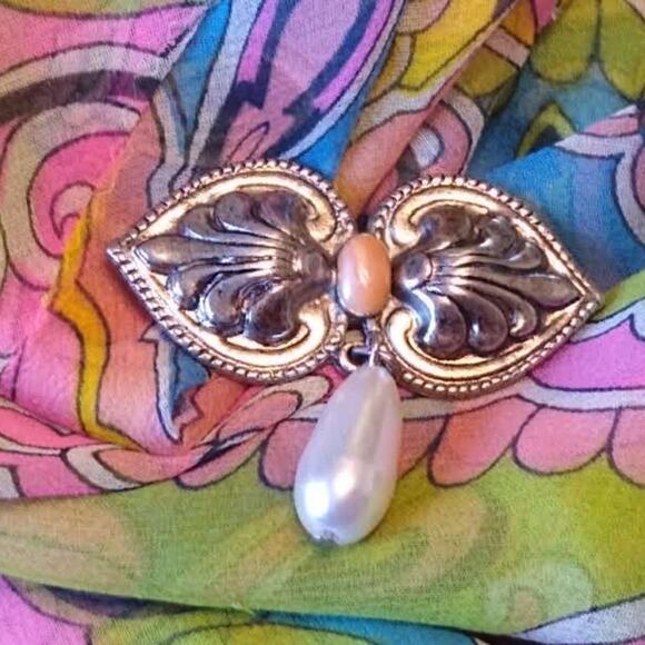 Vintage Beautiful Baroque Double Heart  Bow w/Pearl Drop Pin/Brooch - Picture 2 of 7